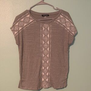 Cable & Gauge Gray Short Sleeve Top with White Geometric Patterns